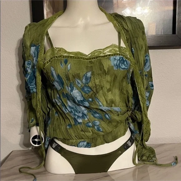 Green Floral Women's Top - Picture 10 of 10